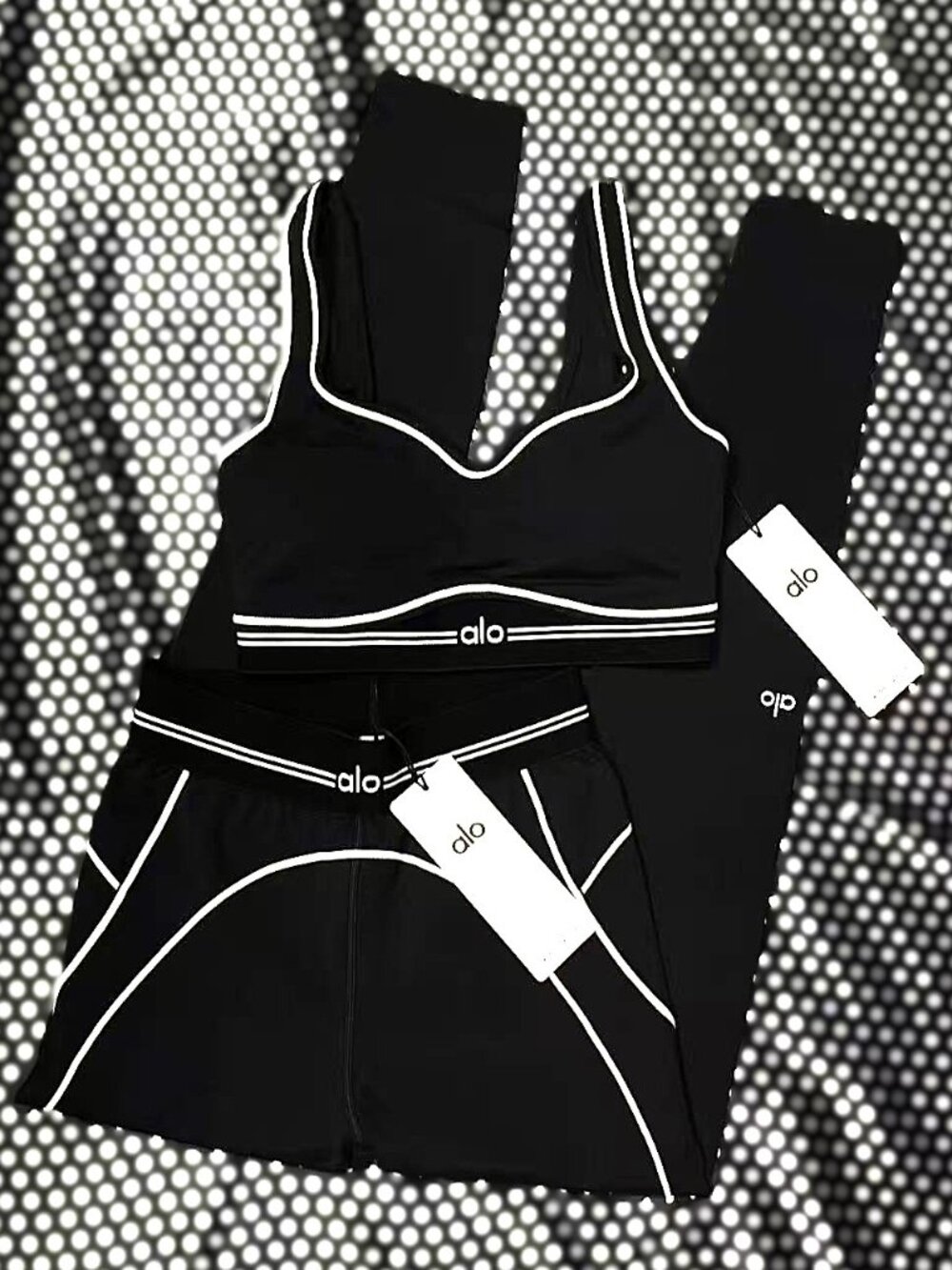 Brand New ALO Airbrush Heart Throb Yoga Set (Black & White) - Picture 5 of 11